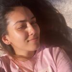 Mira Rajput Instagram - Loving the winter sun. Going to eat some saag now bye ✌🏻