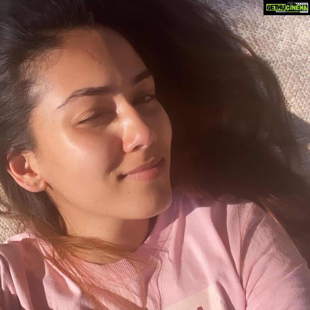 Mira Rajput Instagram - Loving the winter sun. Going to eat some saag now bye ✌🏻