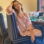 Mira Rajput Instagram - “Mama! Look!” I have an in-house pap and she catches my worst OOTDs ! 👧🏻 #missyclicks