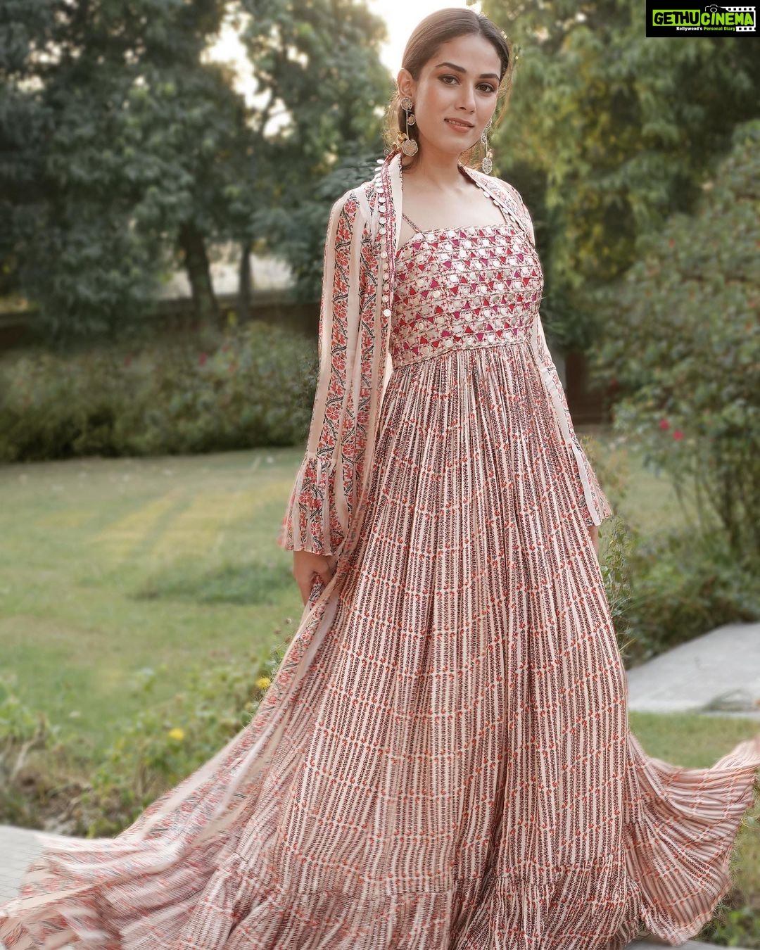 Mira Rajput Instagram - Muneer by Punit Balana - An Ode to Silence - A collection that borrows from the ideas of silence and hope. Silence that the novel coronavirus brought with it and hope that we are taking with us as an aftermath of this pandemic. #Muneer #MuneerByPunitBalana #MuneerAtLFW #PunitBalanaAtLFW #ThePunitBalanaWoman #LFW #LFW2020 #5DaysOfFashion @punitbalanaofficial @lakmefashionwk