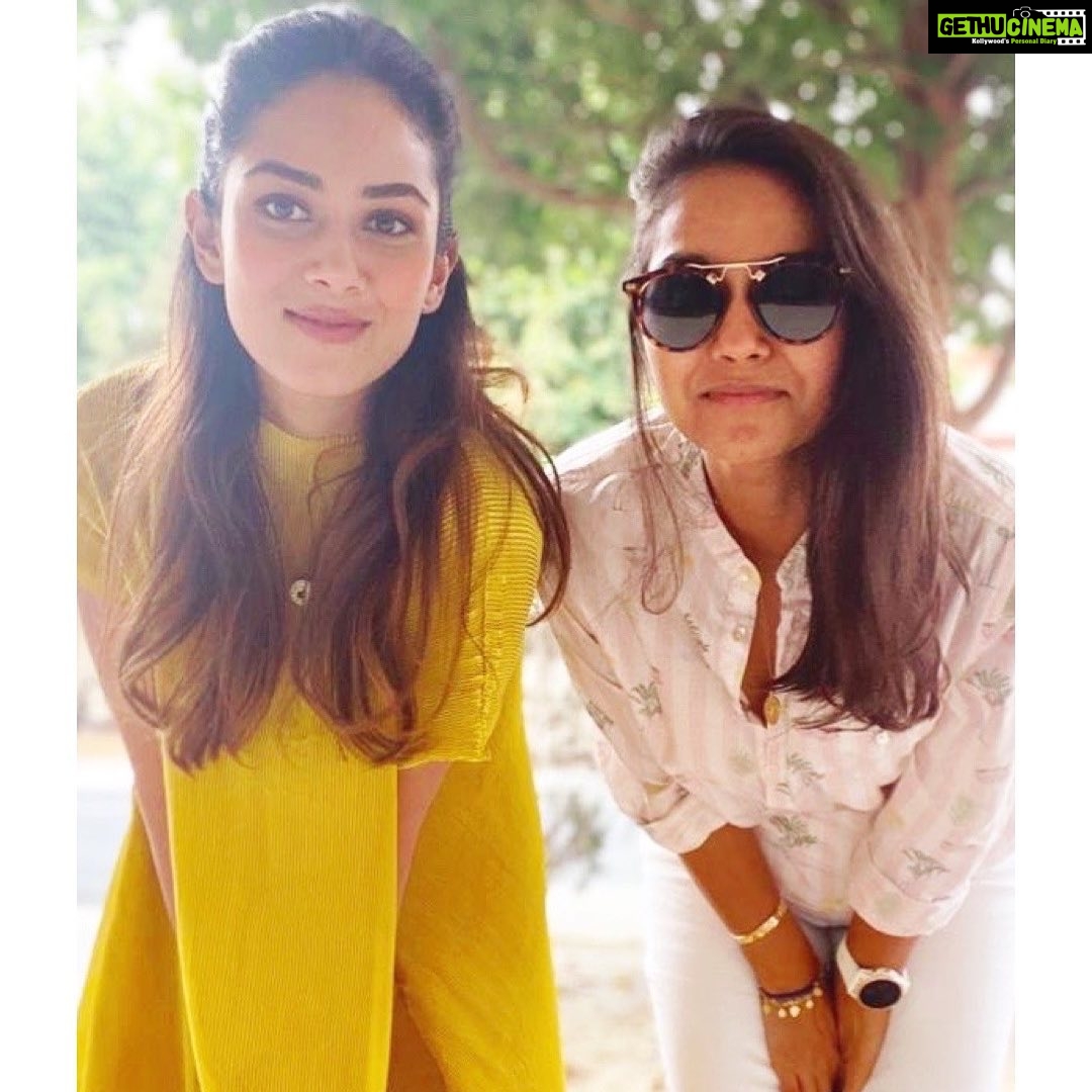 Mira Rajput Instagram - Let’s try that self timer ⏱💛 #reunited #LDR #gocoronago
