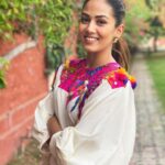 Mira Rajput Instagram - You got to be startin' somethin' 💖💛