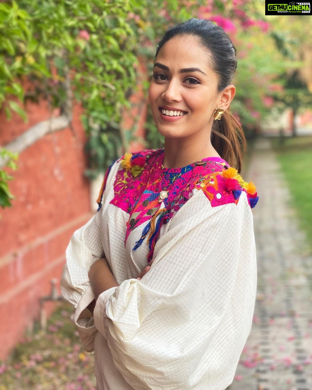Mira Rajput Instagram - You got to be startin' somethin' 💖💛