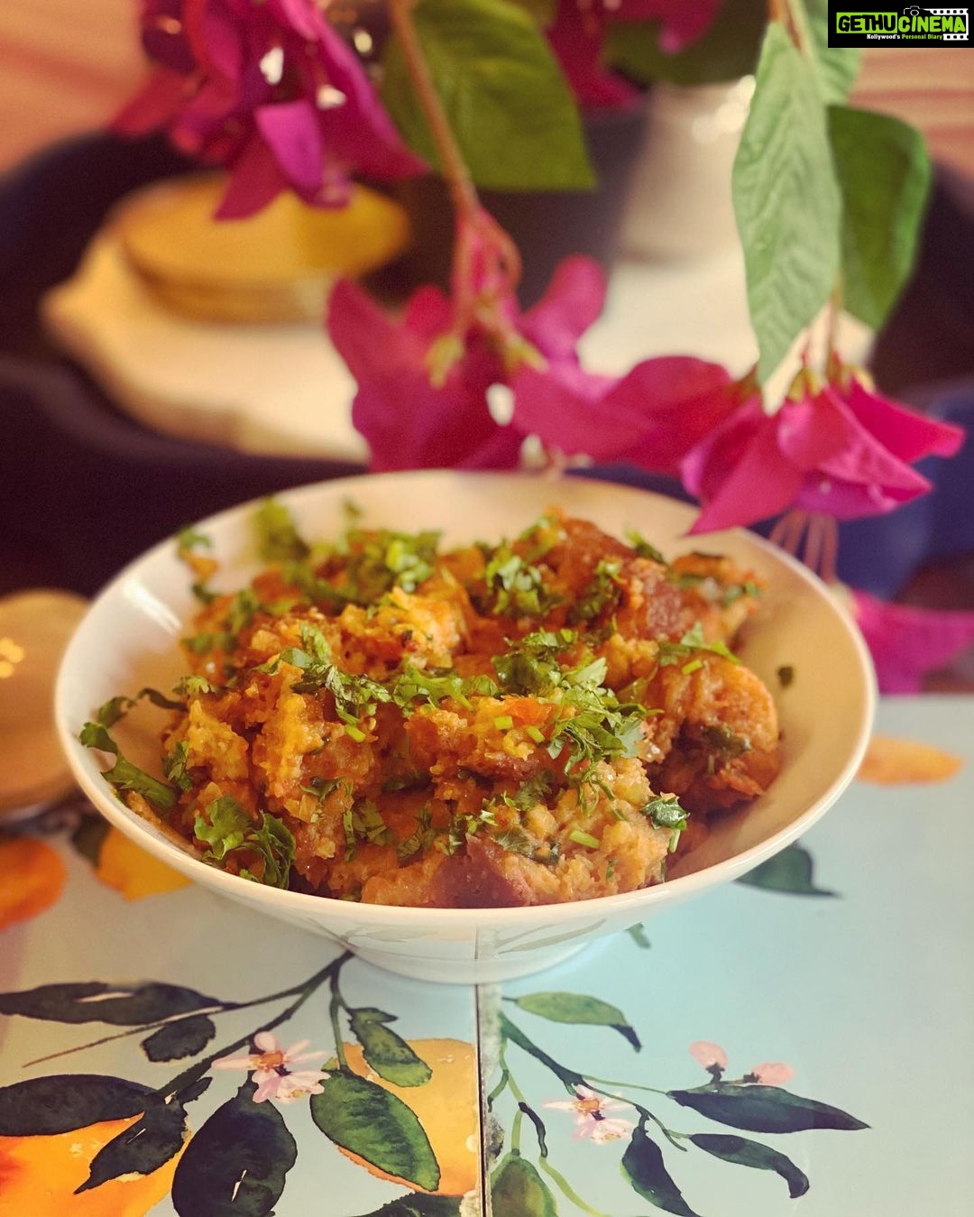 Mira Rajput Instagram - I’m as Sindhi as my Sel Bread! This is my mother’s version of her favourite childhood Sindhi breakfast. It’s taken a far more Punjabi twist over the years, with lots of tomatoes and onions. My home food is nothing without tomatoes; my maternal home that is. We can have it with just about anything. So call me a half this or half that but my stomach is definitely full! Do you have a childhood favourite family recipe? #alwaysafoodie