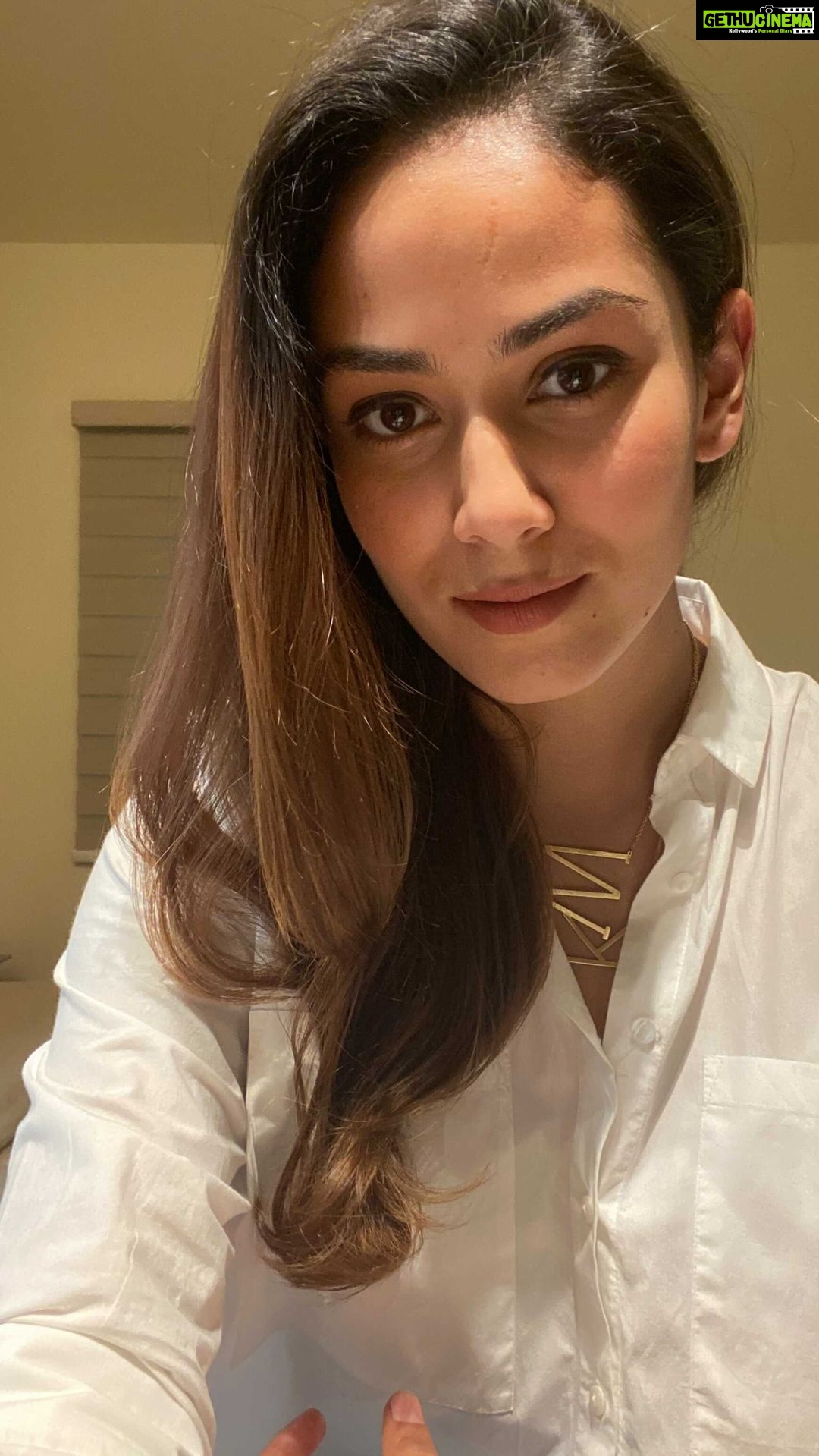 Mira Rajput Instagram - Products, tools and hair care routine: All your questions answered in one go ❤️ Products used: @kamaayurveda Bhringadi Hair Oil @pahadilocal Akhrot ka Tel (Walnut Oil) @ohriaayurveda Neem comb Baby hair brush from @shahidkapoor Great hair with wonderful products, all of which are proudly made in India. You really needn’t look very far🌸 #vocalforlocal #supportlocal
