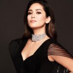 Mira Rajput Instagram - This #OneinaMillion diamond necklace inspired by the #TajMahal designed by luxury designer jewellery brand @narayanjewels by @ketan.chokshi & @jatin_chokshi showcases their exquisite craftsmanship & brilliant designing skills, making me feel truly Royal. Shop this new One in a Million range and many more at narayanjewellers.com Styled by: @stylebyami MUA:@themakeupmaven_ Hair: @sunny_hairr Photographer: @omkarchitnis #Oneinamillion #NarayanJewellers #NarayanEstore #CoutureJewellery #WeddingJewellery #Luxury #TajMahal