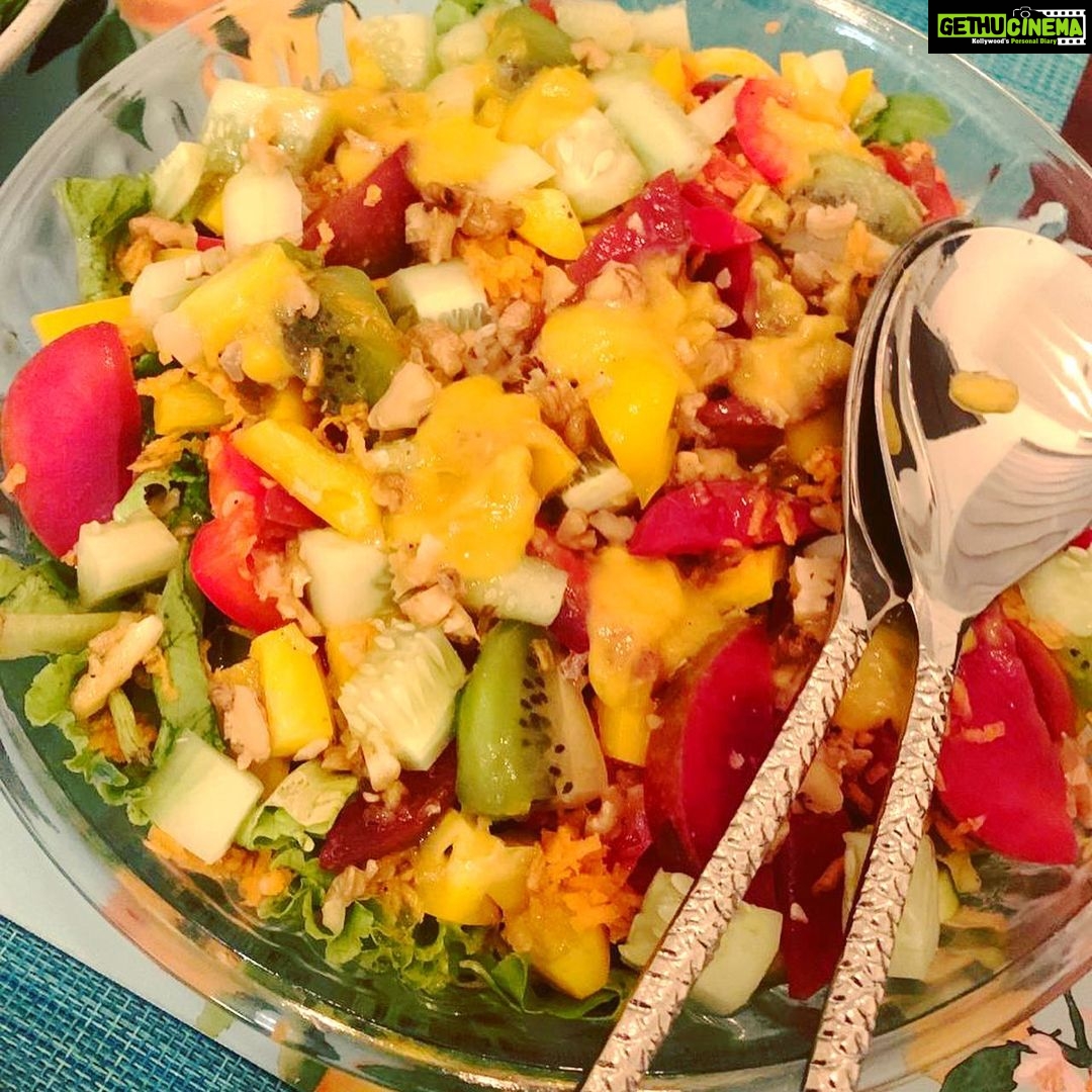 Mira Rajput Instagram - Not a word salad! I usually eat warming foods that nourish the stomach, spleen and gut and keep all Doshas balanced. Largely Indian home-cooked meals that are inherently a balanced plate. But once in a while I just dig into a bowl full of salad and relish it like a kid in a pizza place. The first one is a “clean-out-the-fridge” sort of Rainbow salad, with fresh salad leaves, grated carrot, bell peppers, cucumber, plum, kiwi, walnuts and seeds, a basic vinaigrette topped with Aamras. (The kids loved this) Ofcourse you can add a grain to ground the salad but I like it crisp and fresh. The second is a take on the classic caprese salad, with baby mozzarella, cherry tomatoes, sundried tomatoes, olives, my favourite greens- baby spinach, freshly plucked basil, homegrown micro red amaranth, salt, pepper and the tomato cranberry relish from @thegourmetjar. Cheat your cheat! #cheatdaygoneclean