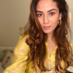 Mira Rajput Instagram - @anitadongre making me feel like sunshine 🌻