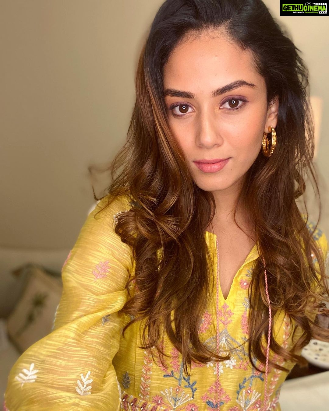 Mira Rajput Instagram - @anitadongre making me feel like sunshine 🌻