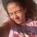 Mira Rajput Instagram - Loving the winter sun. Going to eat some saag now bye ✌🏻