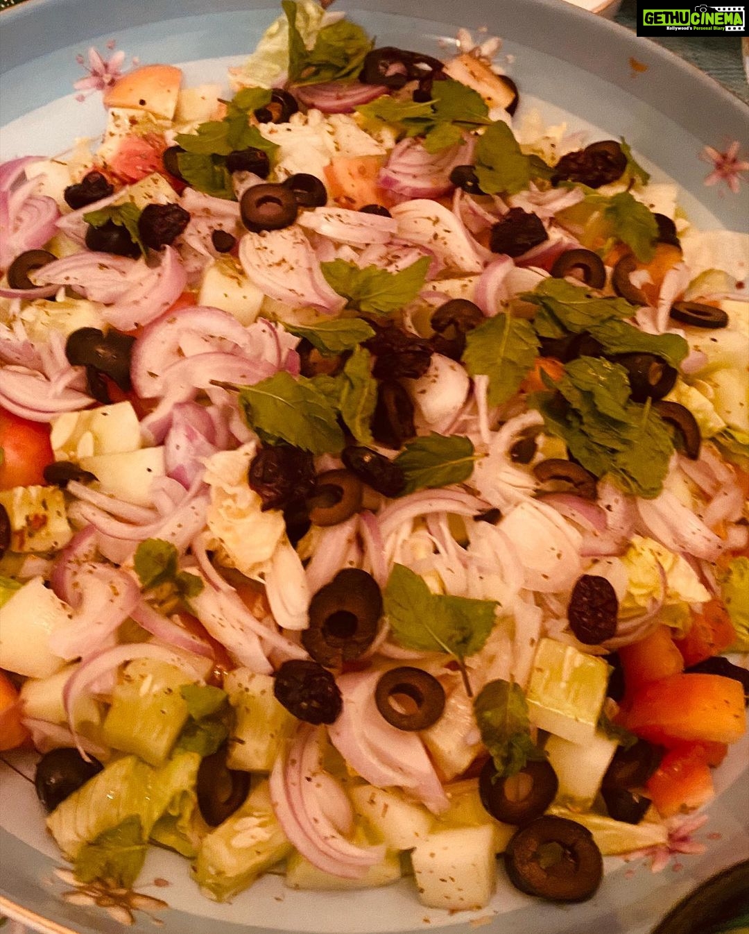 Mira Rajput Instagram - Shawarma Night with the Parents Paneer Filling with a homemade spice rub, Smokey hummus and a yummy garlic yoghurt sauce and a salad wrapped up in the humble whole wheat roti (I use Khapli wheat from @twobrothersorganicfarmsindia) The salad is a simple chopped salad with the addition of homegrown mint, olives and dried cranberries that just arrived from a local vendor in Kashmir. I tried my hand at a hot sauce which wasn’t quite fiery enough for my taste. Next time more chilli! This brought back memories of a takeaway falafel place the three of us used to visit atleast once a week at Select Citywalk in Delhi after our intense spin class. Their yoghurt sauce was just YUM. We definitely worked up an appetite going into the meal, and carried forward the burn required for the next class! #familynight