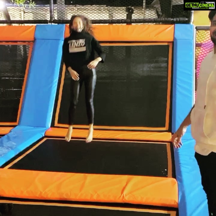 Mira Rajput Instagram - Jumping into the week like 🤸🏼♀️