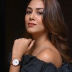 Mira Rajput Instagram - To find yourself. To be yourself. Stay true to yourself. To remain, intact, while the forces of change are pressing against you, but still finding your own identity, your own “I”. Daughter, Wife, Mother, Woman. To changing, to remaining, to building, to striving, to embracing and to believing, I raise a toast to all us young women for mastering the art of shining through it all and finding our own way. I am the #masterofmaterials like my @Rado. Passing this on to the lovely @sakpataudi - Cheers! #ad #Rado
