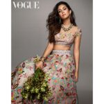 Mira Rajput Instagram - Throwing that bouquet is so passé 💐