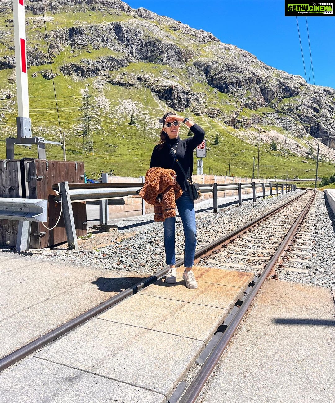 Mira Rajput Instagram - Zindagi ek rail ki patri hai 🛤