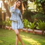 Mira Rajput Instagram – Come rain, let’s shine ✨ Monsoon ready in my favourite Crocs Serena Flips! @crocsindia #SerenaFlips