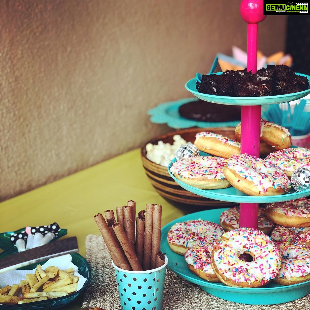 Mira Rajput Instagram - Impromptu Summer Dance Party for Missy! She insisted on a birthday for herself (thanks Topsy and Tim) but we managed to convince her to have a dance party instead. Old school staples like fries and jelly with the new favourite — mac n cheese and ofcourse donuts were on the menu! (She sat with me and scribbled the menu herself) If only we could all be kids and enjoy the yummy goodies guilt free. It’s important to let them eat what they like once in a while. And to make it easy, potluck snacks for adults! I’m sure all mums are busy keeping their kids busy this summer! Sometimes it’s the easy things that work best. A playlist, a dock and a lot of bubble guns! And some good company of course 🤩