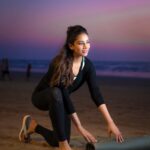 Mira Rajput Instagram - It’s the perfect end to the day with a sunset workout and a beach walk in my new Crocs Reviva ☀️🏃🏻‍♀️ Add a little bounce to your Day with these stylish and comfortable flip flops by @CrocsIndia #RevivaByCrocs 📸 @fenilshahphotographyofficial 💄 @nikki_rajani 💇🏻‍♀️ @hairstylist_noori 👗 @delnanallaseth