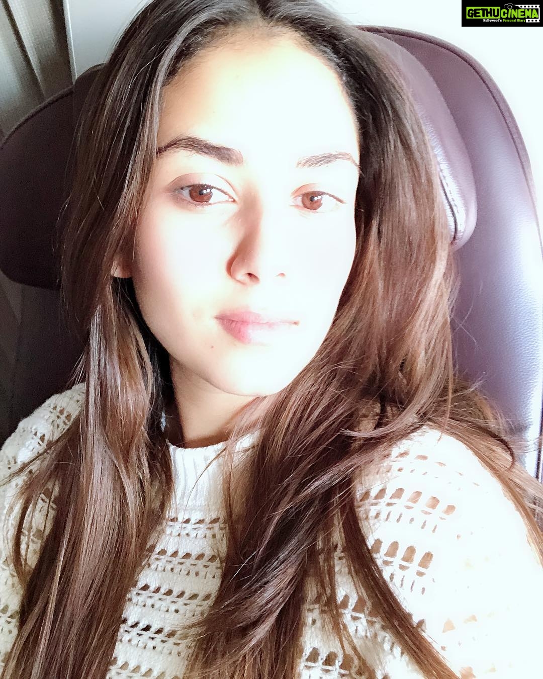 Mira Rajput Instagram - When the sun is shining.. click a selfie 💁🏻♀️