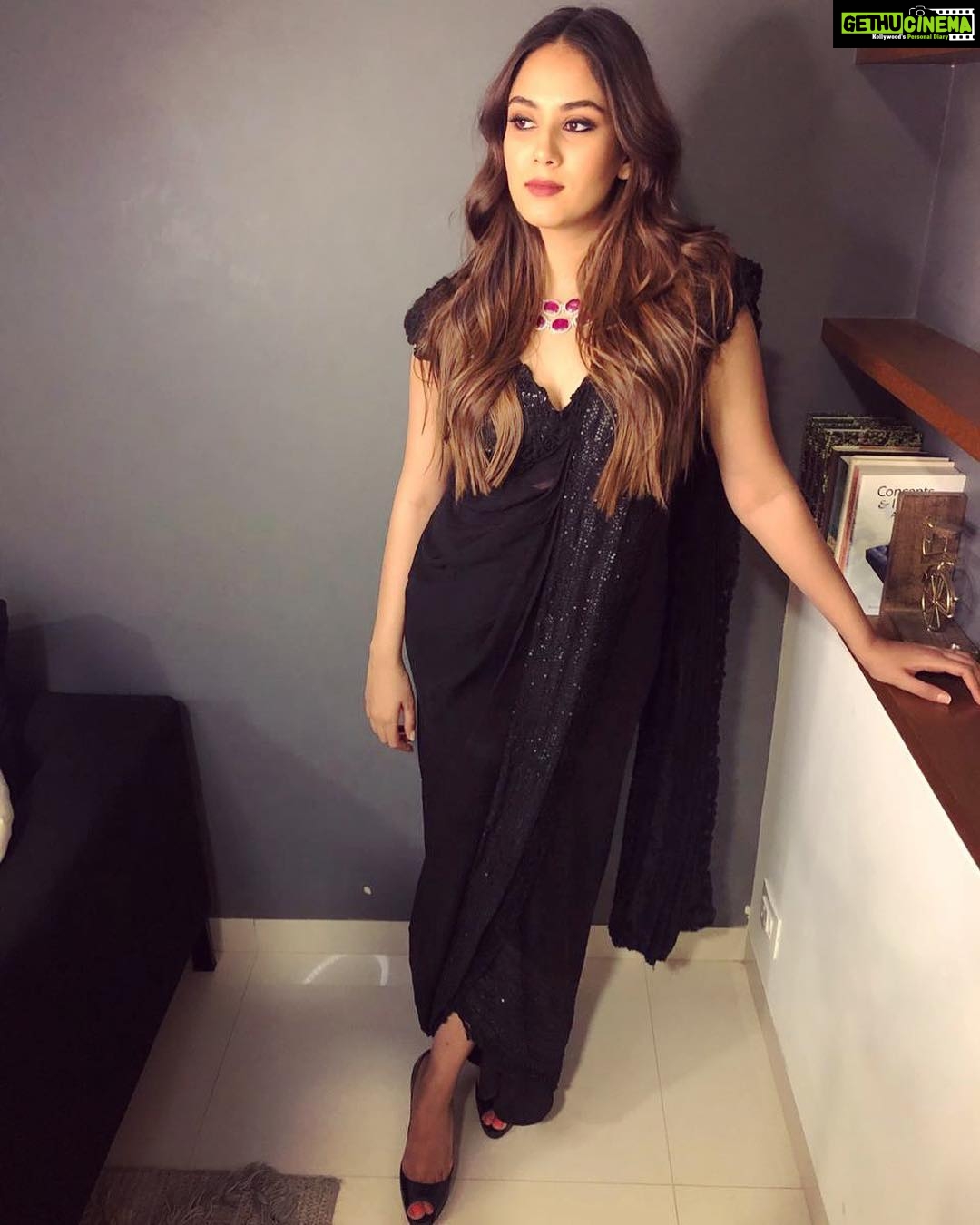 Mira Rajput Instagram - @anamikakhanna.in @jaipur_jewels @saniya_shadadpuri @delnanallaseth @hot.hair.balloon