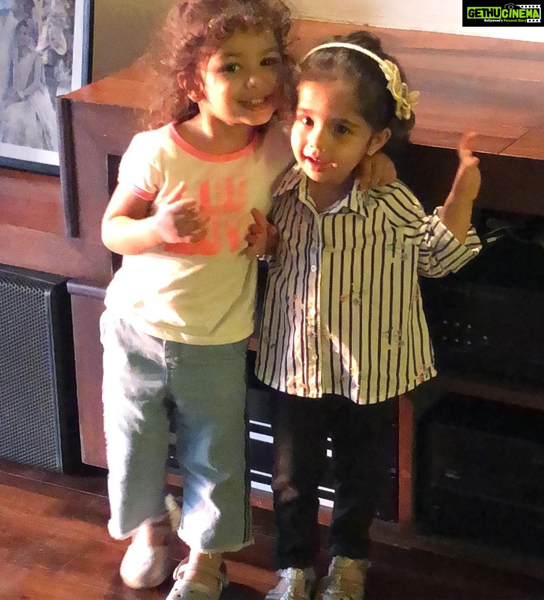 Mira Rajput Instagram - Sugar and spice and all things nice.. that’s what little girls are made of 🎶🌈❤️ #bffs #youcansitwithus