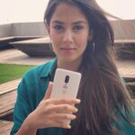 Mira Rajput Instagram - Can’t wait to use my new OnePlus 6 Silk White! Looks stunning and can't explain how silky smooth it feels in your hand 😍 Want to get your hands on this? Follow @oneplus_india right NOW and stay tuned to their latest updates!