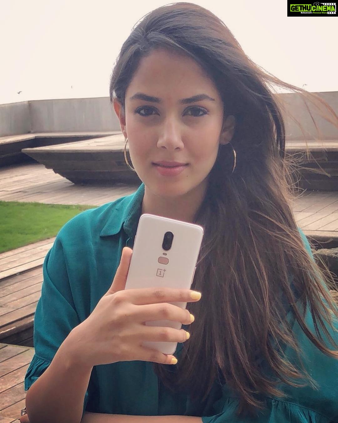 Mira Rajput Instagram - Can’t wait to use my new OnePlus 6 Silk White! Looks stunning and can't explain how silky smooth it feels in your hand 😍 Want to get your hands on this? Follow @oneplus_india right NOW and stay tuned to their latest updates!