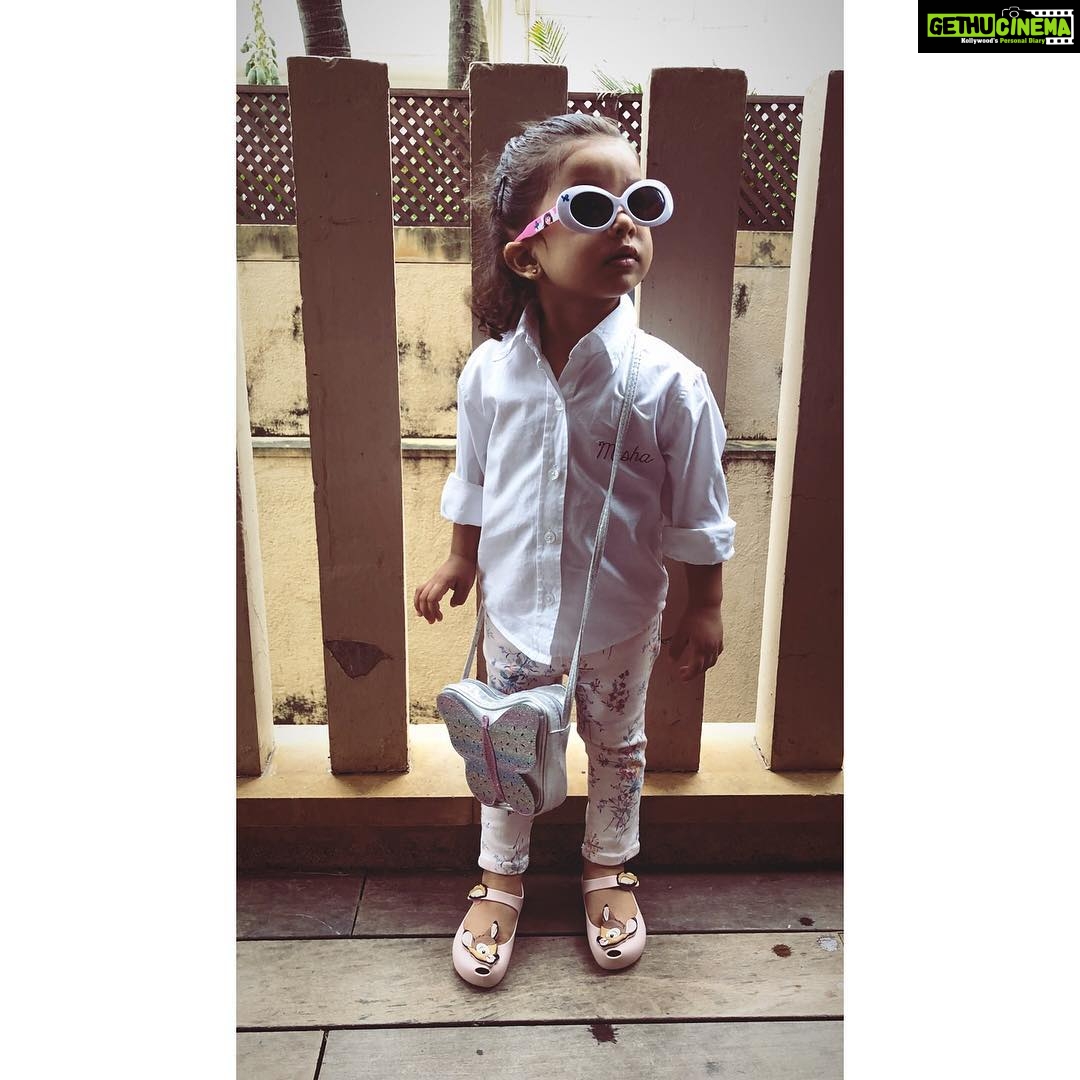 Mira Rajput Instagram - When missy picks out her outfit #ootd ✋🏻