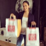 Mira Rajput Instagram – Just went shopping at the #LifestyleSale with missy. Got her some cute dresses at great prices while I indulged in some much needed retail therapy 💆🏻‍♀ Go checkout the sale and other amazing discounts and pick your favourites at flat 50% OFF! You can also shop online at www.lifestylestores.com @lifestylestores #LifestyleSaleInsider