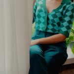 Mira Rajput Instagram - With chilly weather round the corner, it’s too tempting to resist getting cozy. With a cup of coffee and my favorite book in hand, I’m all set. For a touch of warmth and a soft glow, I reach out to EKAM’s soy wax-scented candles. They are deliciously scented and come in dazzling frost-glass casing. So, snuggle up and #FeelGoodWithEKAM