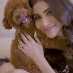 Mouni Roy Instagram - The best part of the day is when I get back home to my Arthur. There’s nothing a little play time with him can’t fix! And when it comes to his diet, I only choose the best with @Droolsindia! Pamper your pets with the goodness of real chicken and egg, a meal they will love! Drools- Feed Real, Feed Clean 🐾🐾