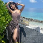 Mouni Roy Instagram - ‘Tis a good day to be hap-hap happy 😌 • • • @fushifaru #fushifaru #fushifarumaldives #ilovefushifaru @oneaboveglobal @tizzi.official @rishika_devnani Fushifaru Maldives