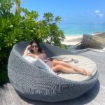 Mouni Roy Instagram - ‘Tis a good day to be hap-hap happy 😌 • • • @fushifaru #fushifaru #fushifarumaldives #ilovefushifaru @oneaboveglobal @tizzi.official @rishika_devnani Fushifaru Maldives