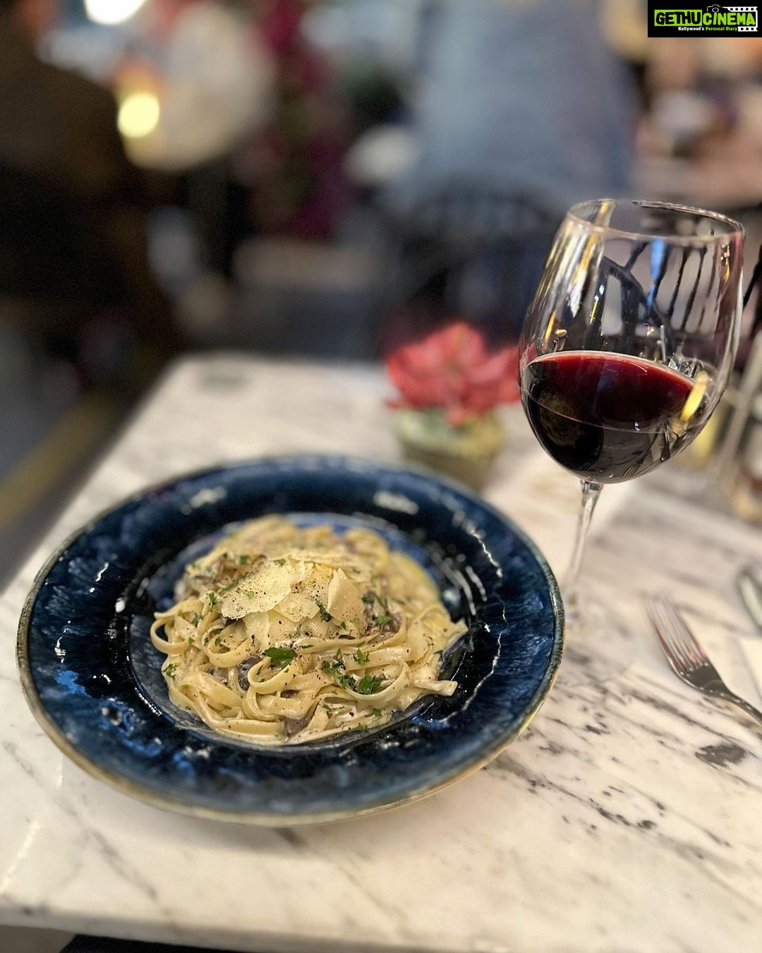 Mouni Roy Instagram - A cold beautiful October day ☕️ 🥐 🍝 🍷 📖 + fomo Missing all the Diwali fun 🥺 🪔