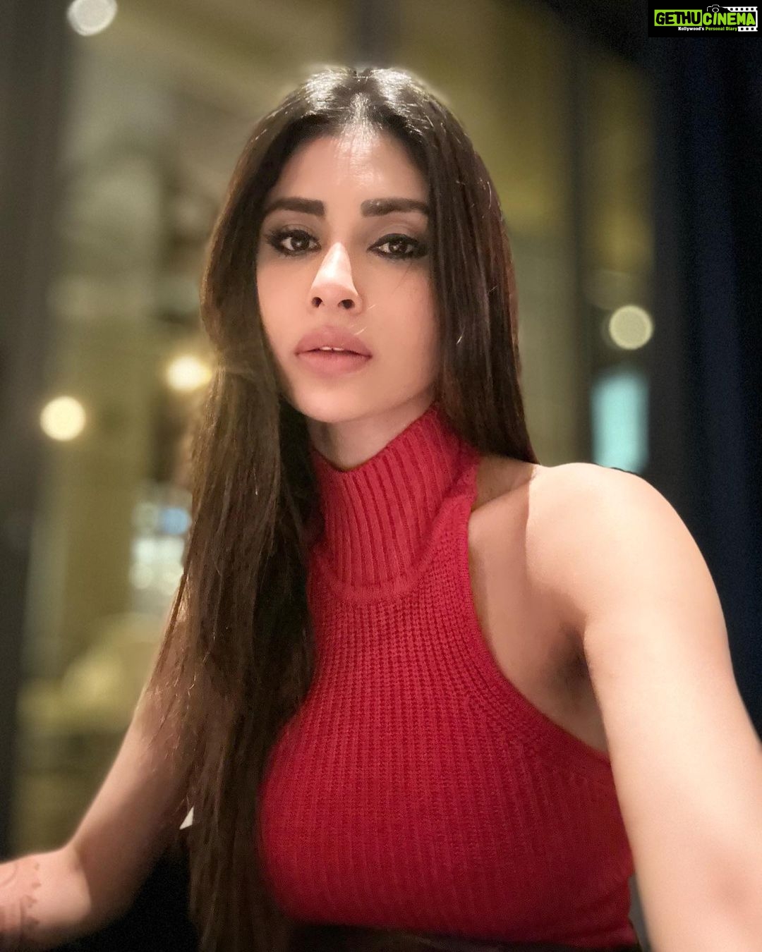 Mouni Roy Instagram - ‘Tis was a combination of magic & good food x #thevegetarianturkishmeal 🤤 Istanbul, Turkey