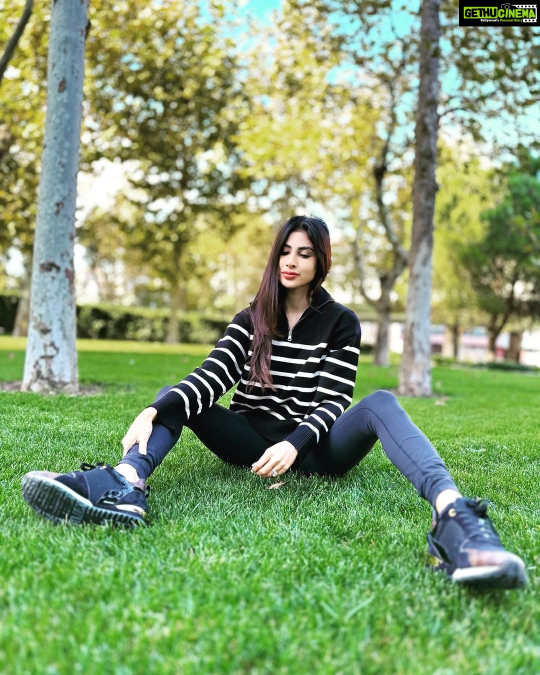 Mouni Roy Instagram - This early piece of morn’ is mine🍁 #mornsinthepark