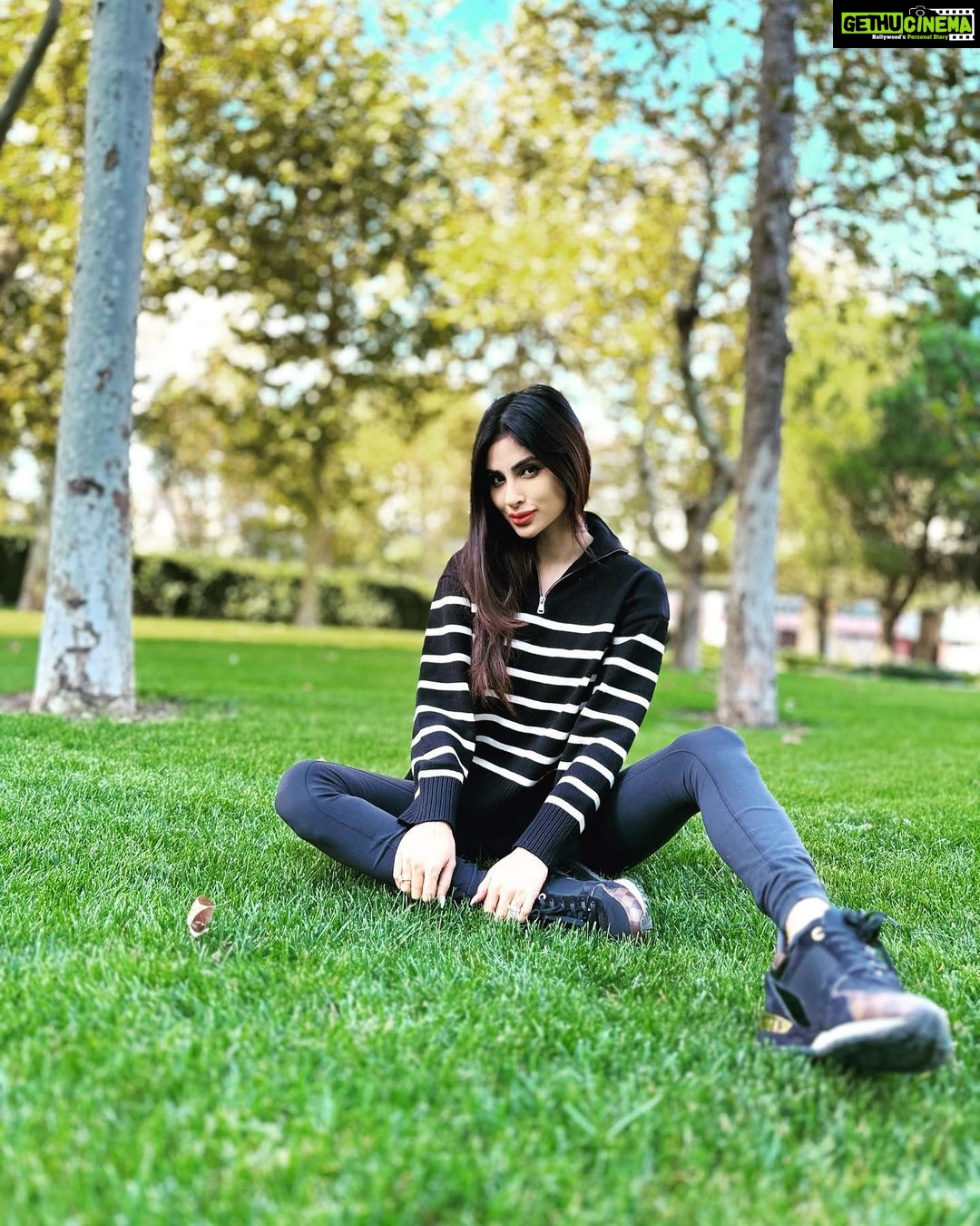 Mouni Roy Instagram - This early piece of morn’ is mine🍁 #mornsinthepark