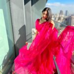 Mouni Roy Instagram - मुस्कुराते हँसते दीप तुम जलाना, जीवन में नई खुशियों को लाना, दुख दर्द अपने भूल कर, सबको गले लगाना, और प्यार से ये दीवाली मनाना ✨🪔आप सभी को दीपावली की हार्दिक शुभकामनाएं🪔✨ Istanbul, Turkey