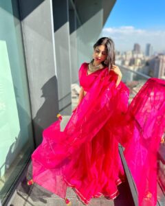 Mouni Roy Instagram - मुस्कुराते हँसते दीप तुम जलाना, जीवन में नई खुशियों को लाना, दुख दर्द अपने भूल कर, सबको गले लगाना, और प्यार से ये दीवाली मनाना ✨🪔आप सभी को दीपावली की हार्दिक शुभकामनाएं🪔✨ Istanbul, Turkey