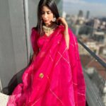 Mouni Roy Instagram - मुस्कुराते हँसते दीप तुम जलाना, जीवन में नई खुशियों को लाना, दुख दर्द अपने भूल कर, सबको गले लगाना, और प्यार से ये दीवाली मनाना ✨🪔आप सभी को दीपावली की हार्दिक शुभकामनाएं🪔✨ Istanbul, Turkey