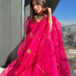 Mouni Roy Instagram - मुस्कुराते हँसते दीप तुम जलाना, जीवन में नई खुशियों को लाना, दुख दर्द अपने भूल कर, सबको गले लगाना, और प्यार से ये दीवाली मनाना ✨🪔आप सभी को दीपावली की हार्दिक शुभकामनाएं🪔✨ Istanbul, Turkey
