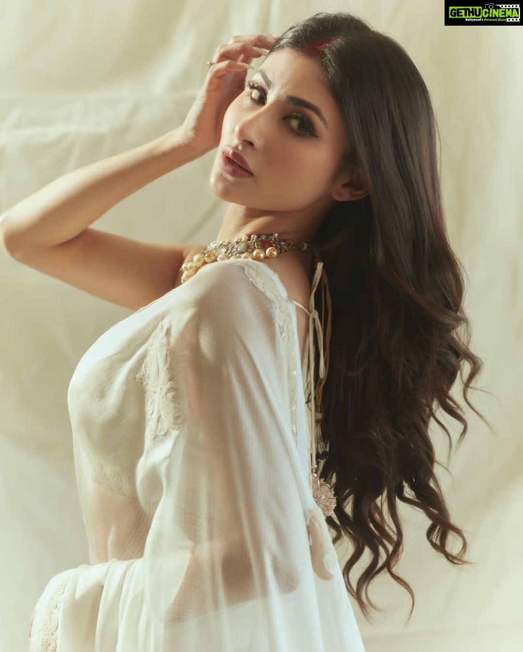 Mouni Roy Instagram - A Saree Girl Forever • • • • @gopivaiddesigns Jewellery @golecha_jewels Style @anusoru @nidhikurda Hair @chettiarqueensly Make up @chettiaralbert 📸 @gohil_jeet