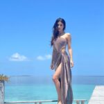 Mouni Roy Instagram - ‘Tis a good day to be hap-hap happy 😌 • • • @fushifaru #fushifaru #fushifarumaldives #ilovefushifaru @oneaboveglobal @tizzi.official @rishika_devnani Fushifaru Maldives
