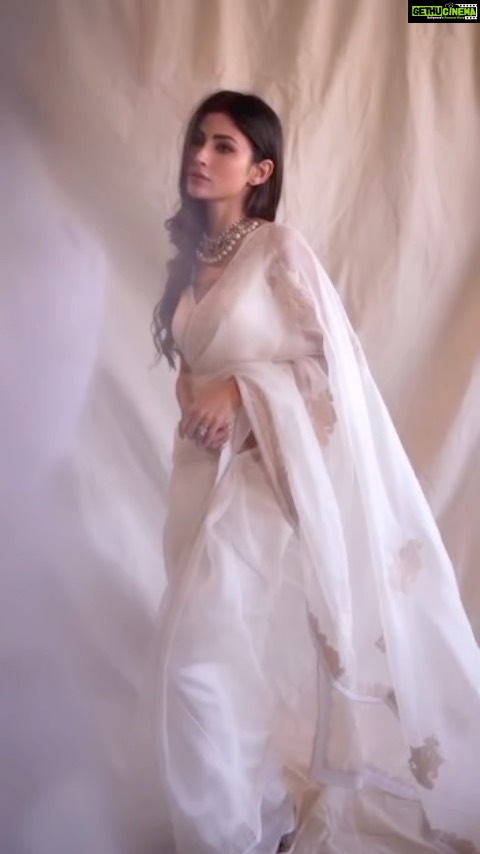 Mouni Roy Instagram - 🌺SHUBHO BIJOYAAR PRITI O SHUBHECHCHA 🌺 • • • • 🎥 @gohil_jeet