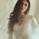 Mouni Roy Instagram - A Saree Girl Forever • • • • @gopivaiddesigns Jewellery @golecha_jewels Style @anusoru @nidhikurda Hair @chettiarqueensly Make up @chettiaralbert 📸 @gohil_jeet