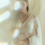 Mouni Roy Instagram - A Saree Girl Forever • • • • @gopivaiddesigns Jewellery @golecha_jewels Style @anusoru @nidhikurda Hair @chettiarqueensly Make up @chettiaralbert 📸 @gohil_jeet