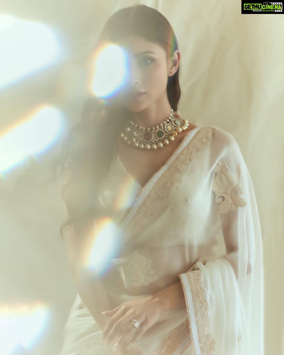 Mouni Roy Instagram - A Saree Girl Forever • • • • @gopivaiddesigns Jewellery @golecha_jewels Style @anusoru @nidhikurda Hair @chettiarqueensly Make up @chettiaralbert 📸 @gohil_jeet