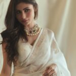 Mouni Roy Instagram - A Saree Girl Forever • • • • @gopivaiddesigns Jewellery @golecha_jewels Style @anusoru @nidhikurda Hair @chettiarqueensly Make up @chettiaralbert 📸 @gohil_jeet