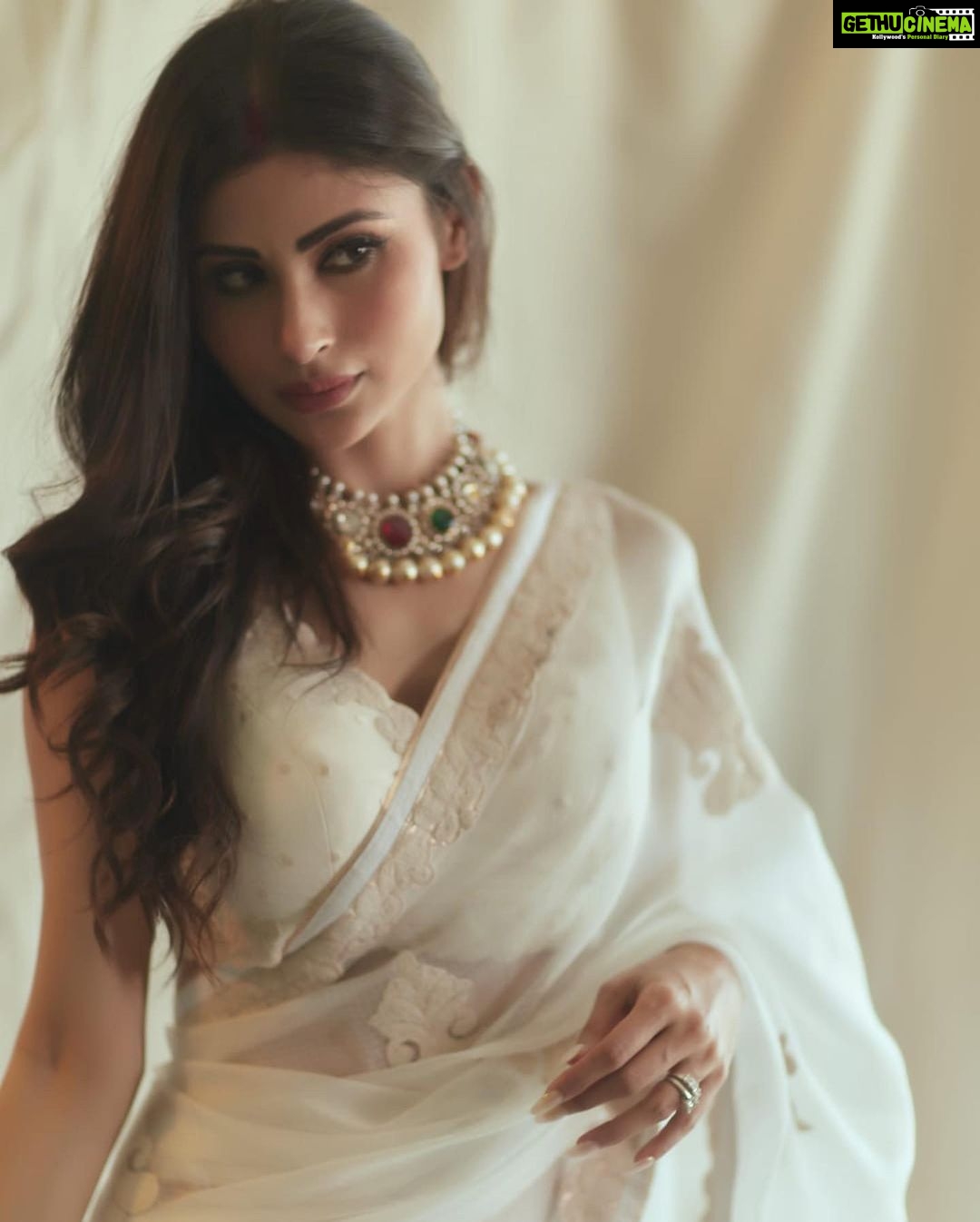 Mouni Roy Instagram - A Saree Girl Forever • • • • @gopivaiddesigns Jewellery @golecha_jewels Style @anusoru @nidhikurda Hair @chettiarqueensly Make up @chettiaralbert 📸 @gohil_jeet