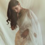 Mouni Roy Instagram - A Saree Girl Forever • • • • @gopivaiddesigns Jewellery @golecha_jewels Style @anusoru @nidhikurda Hair @chettiarqueensly Make up @chettiaralbert 📸 @gohil_jeet